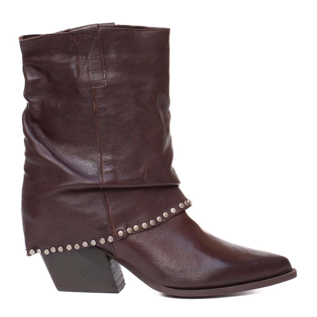 Stivaletto Texano in Pelle Marrone con Risvolto e Borchie