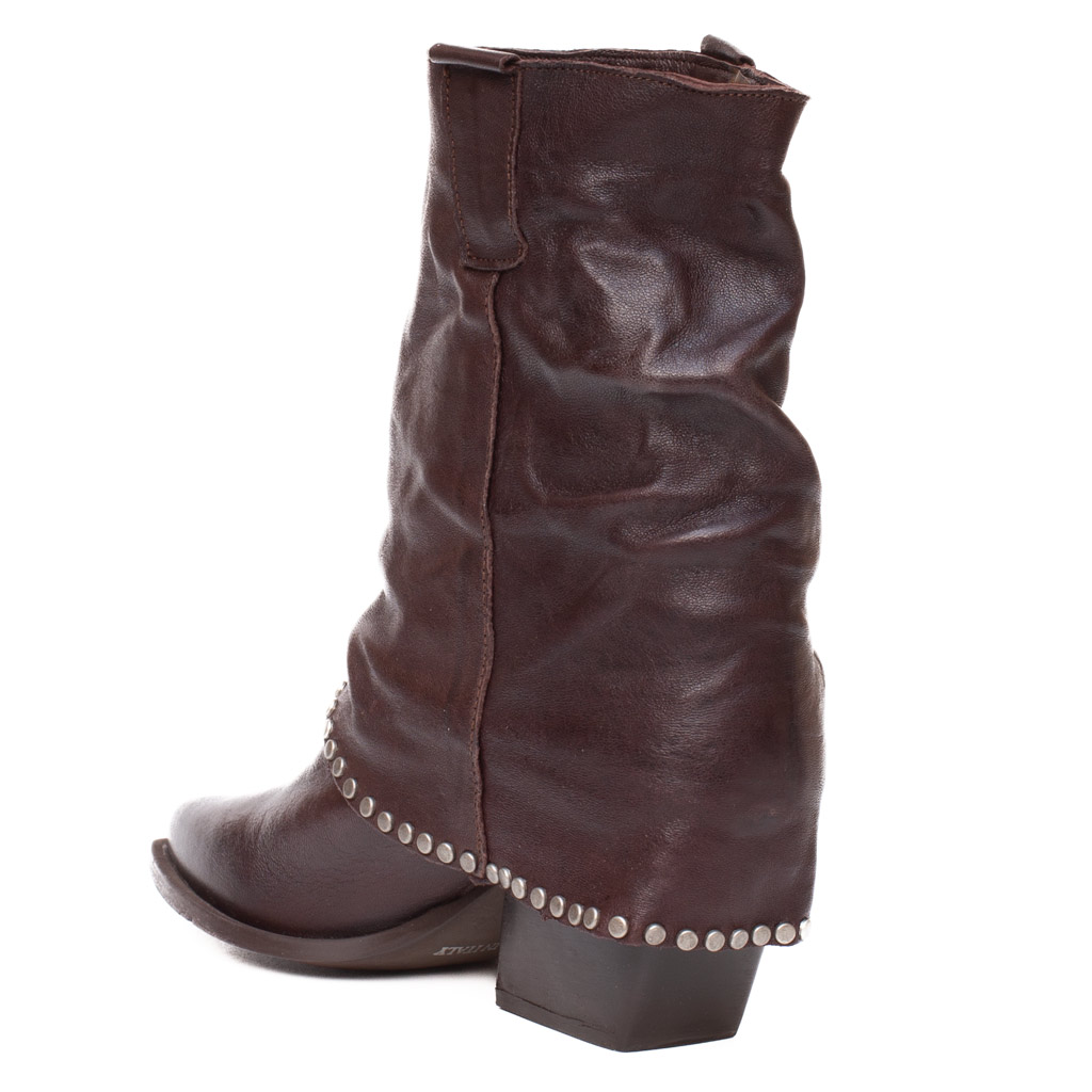 Stivaletto Texano in Pelle Marrone con Risvolto e Borchie