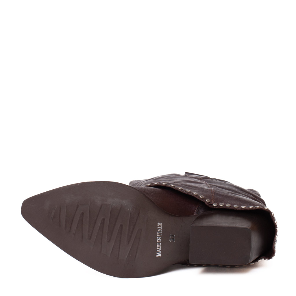 Stivaletto Texano in Pelle Marrone con Risvolto e Borchie